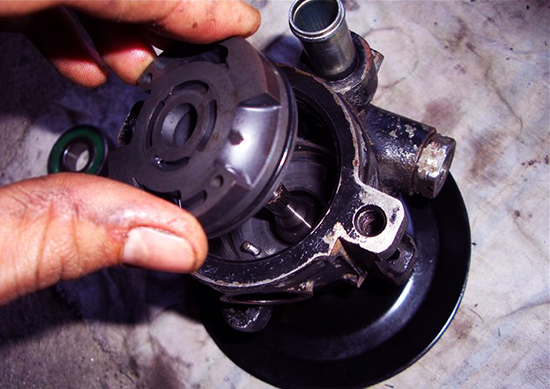 При повороте руля слышен гул гидроусилителя: причины и способы устранения