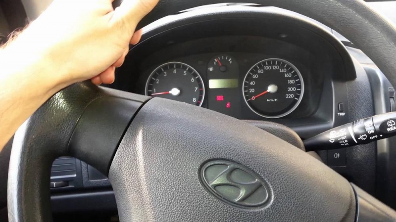 При повороте руля слышен гул гидроусилителя: причины и способы устранения