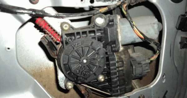 Причины, по которым не работает стеклоподъемник, ремонт и замена механизма