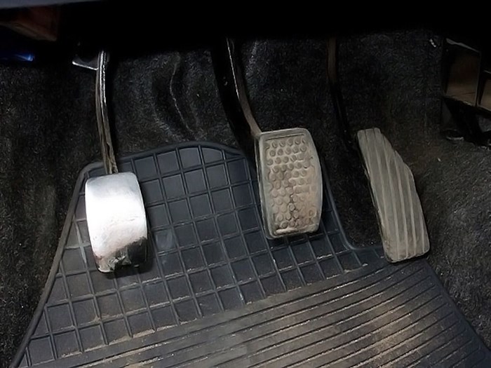 Причины провала педали сцепления и эффективные методы устранения проблемы