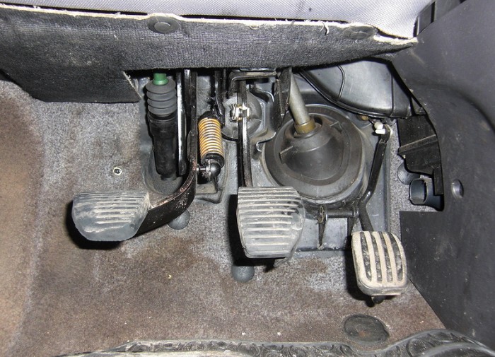 Причины провала педали сцепления и эффективные методы устранения проблемы