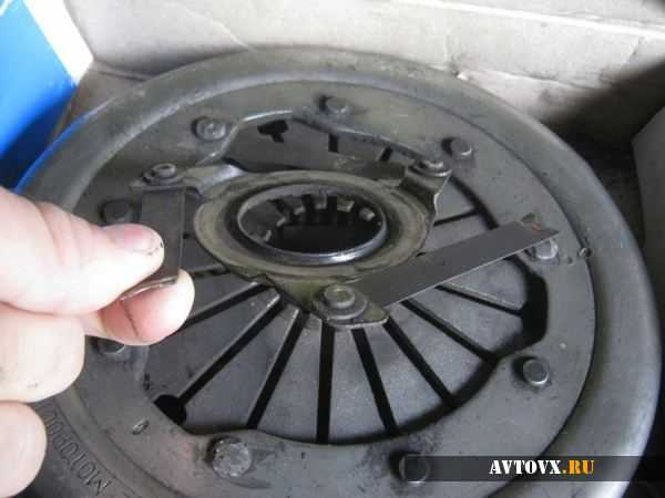 Процесс замены вилки педали сцепления на ваз 2107: фото- и видеообзор