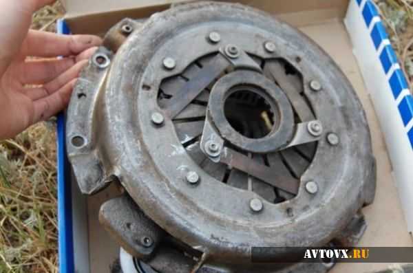 Процесс замены вилки педали сцепления на ваз 2107: фото- и видеообзор