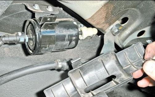 Рекомендации автоэксперта, как провести замену топливного фильтра на mazda 6