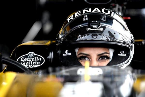 Саудовская женщина делает историю вождения автомобиля f1 в день женский запрет был снят