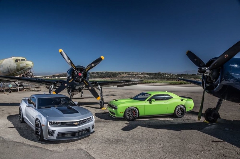Старый и новый dodge challenger сравнили в гонке по прямой