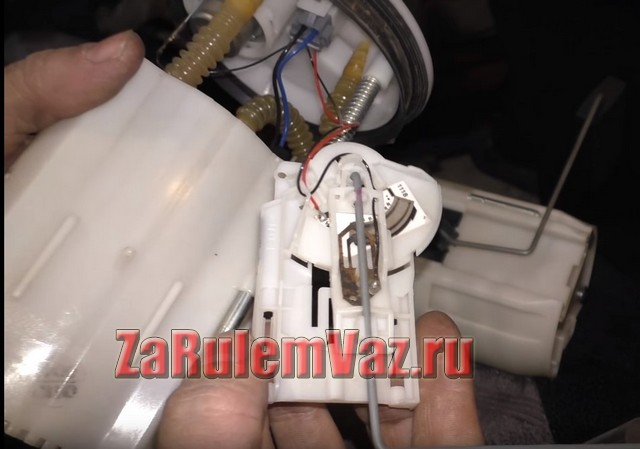Замена датчика уровня топлива приора