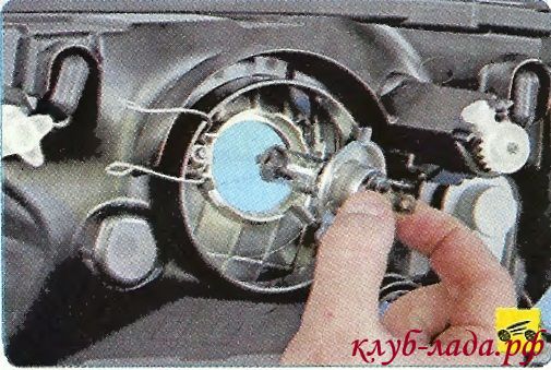 Замена лампы ближнего света лада ларгус