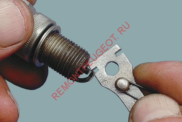 Зазор между электродами свечей зажигания и его регулировка