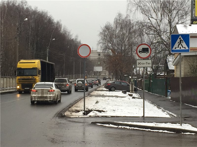 Нарушение 4. Дорожный знак сквозное движение. Движение запрещено. Сквозное движение запрещено дорожный знак. Знак движение запрещено фото.