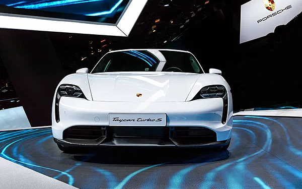 Porsche Taycan и ВАЗ-2107 признали автомобилями мечты