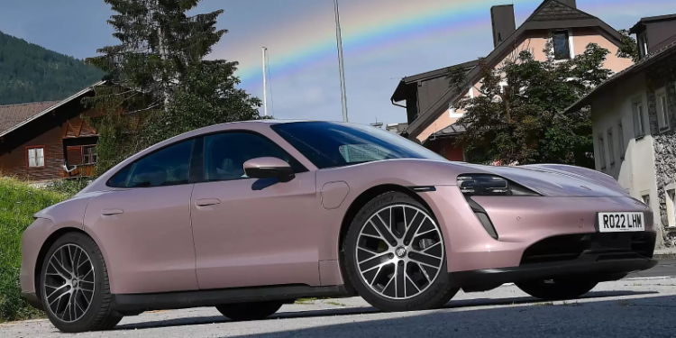 Porsche Taycan за сутки посетил 14 стран