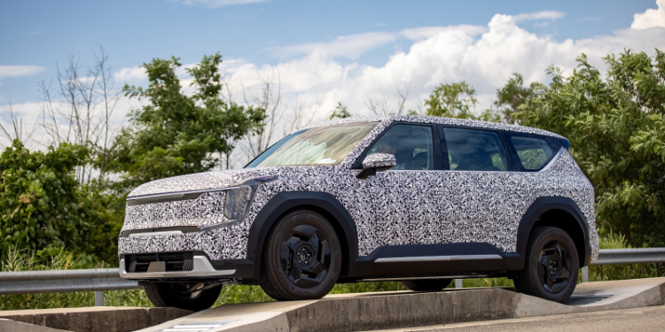 Появились первые фото серийного электрокроссовера Kia EV9