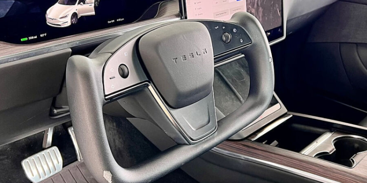 Владельцы Tesla массово жалуются на облезающие рули