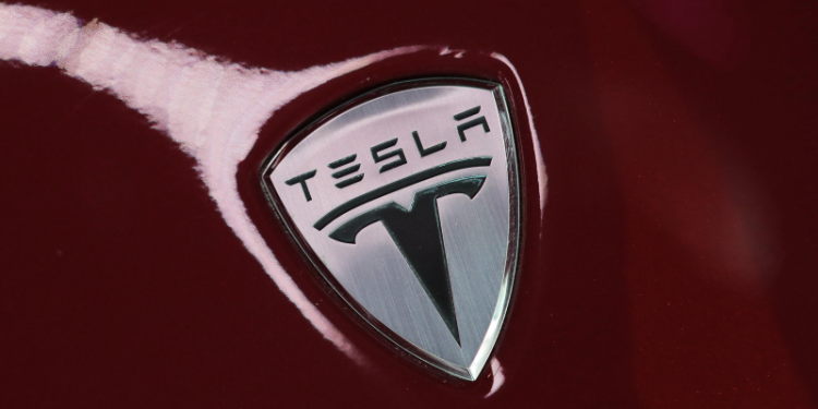 Суд не стал отклонять иск к Tesla о предполагаемом расизме на заводе