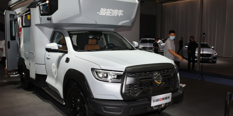 Китайцы показали внедорожный автодом с огромной кроватью и кухней