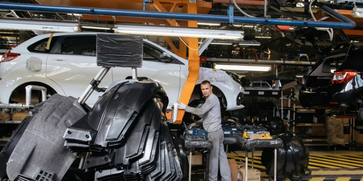 Названа зарплата собирающих автомобили Lada рабочих