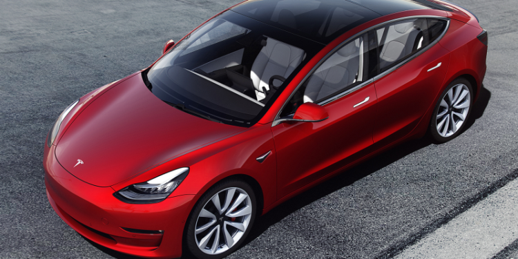 На Tesla подали в суд из-за «фантомного торможения»