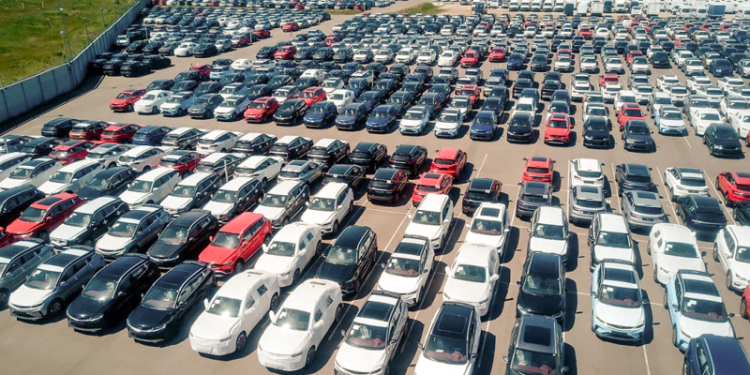 Искусственный дефицит? ФАС заинтересовалась складами автомобилей