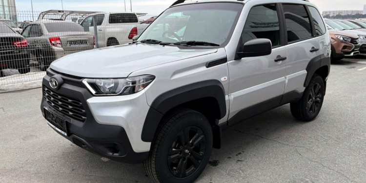 Названа предварительная цена упрощённой LADA Niva Travel