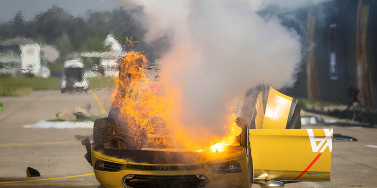 Страховщики назвали электромобили опаснее и дороже машин с ДВС