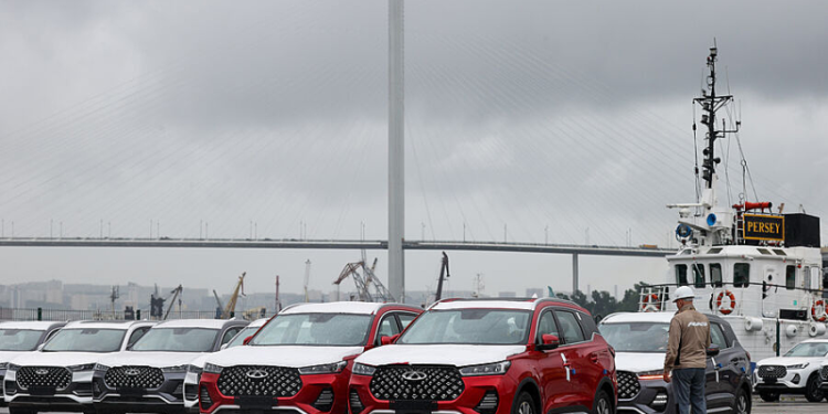 Какие автомобили везут из Китая: посредники наладили «серые» поставки машин в РФ