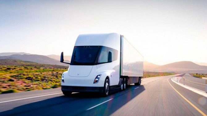 Tesla показала грузовик Semi с новым дизайном