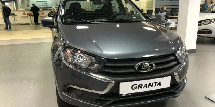 Россияне скупают «антикризисные» Lada Granta и Niva