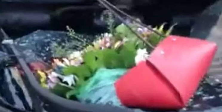 Иномарку в московском дворе разбили букетом цветов