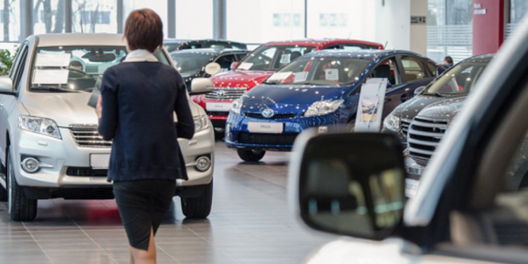 Россиян призвали не затягивать с покупкой авто до Нового года
