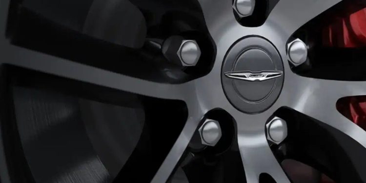 Chrysler выпустила мощнейший седан в истории бренда