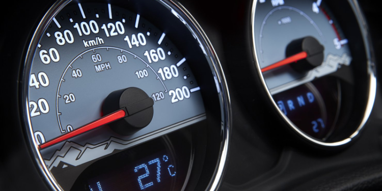 Почему спидометр автомобиля может показывать неправильную скорость
