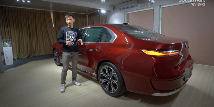 Фото: BMW показала i7 в уникальном цвете