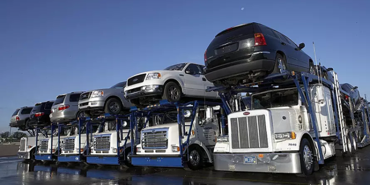 Россияне стали массово завозить автомобили из Казахстана