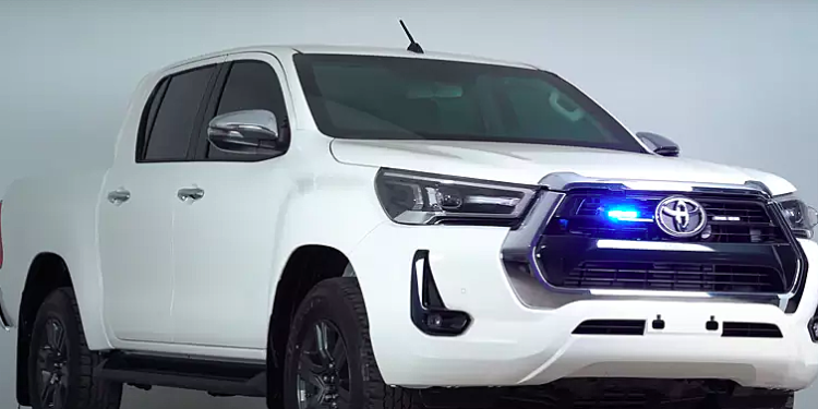 Пикап Toyota Hilux превратили в броневик