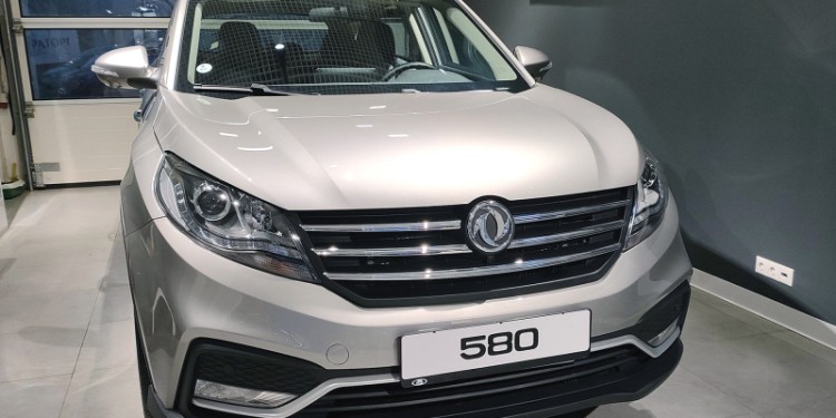 В автосалоне Lada заметили китайские автомобили