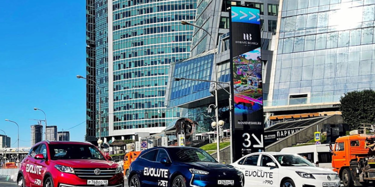 Компания Evolute представила в Москве три электромобиля