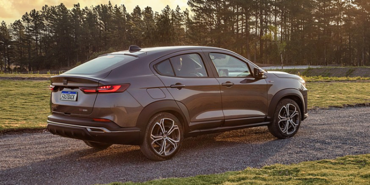 Фиатовский кроссовер «под BMW» полностью рассекречен