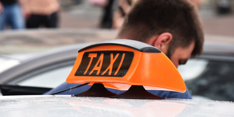В РФ выступили против новых правил ответственности за аварии с такси