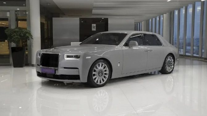 В августе рынок люксовых автомобилей в России упал на 82%