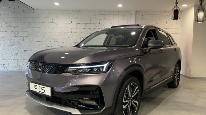 Продажи электрического кроссовера Skywell ET5 в России начнутся в конце ноября