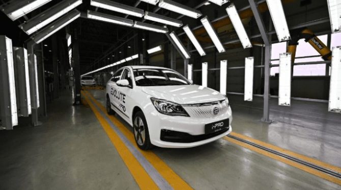 Выпуск легковых автомобилей в сентябре 2022 года снизился на 66%