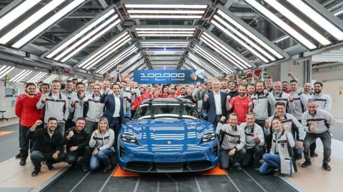 Porsche выпустил 100-тысячный электромобиль Taycan
