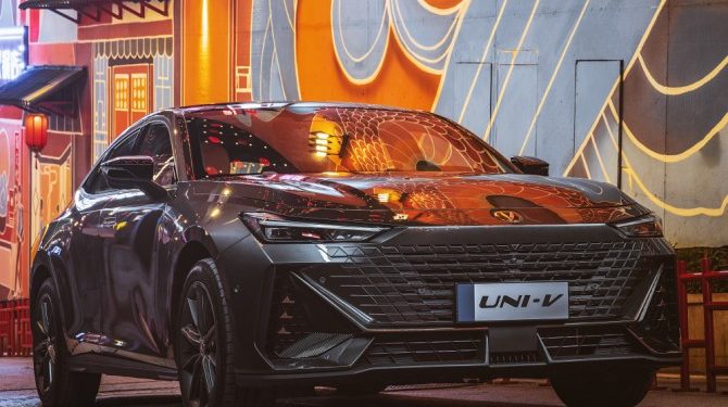 В России начались продажи лифтбека Changan UNI-V