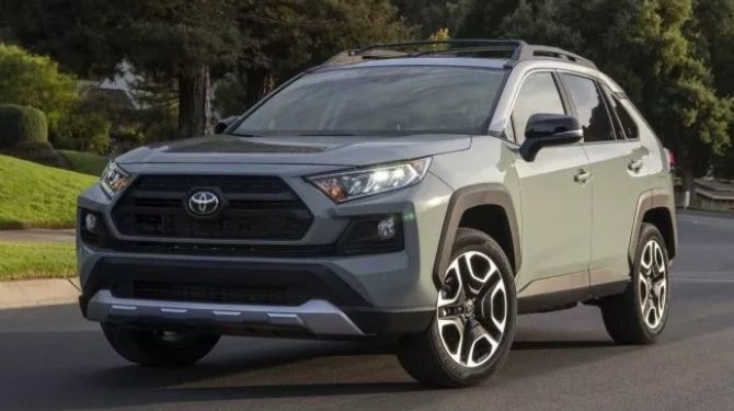 В России появился кроссовер Toyota RAV4 канадского производства