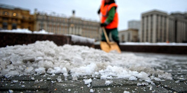 Противогололедные реагенты: что это такое? И как их использовать?