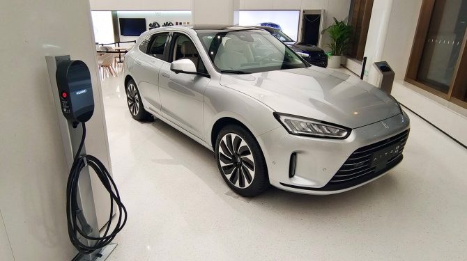 В России появился гибридный кроссовер Aito M5