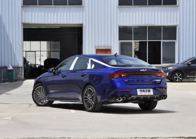В России появится 240-сильный Kia K5 из Китая