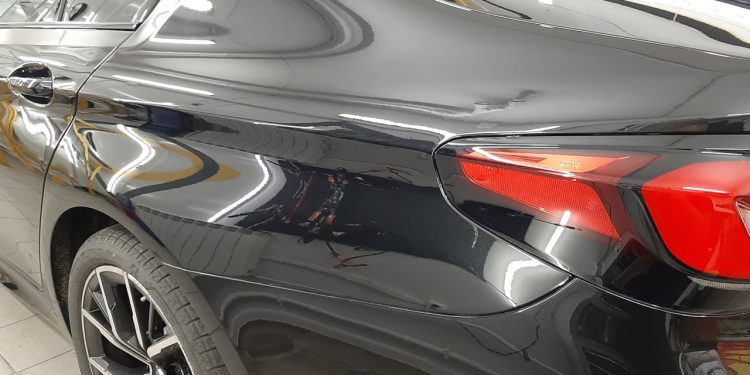 Вмятина на автомобиле: возможно ли ее удалить без покраски?