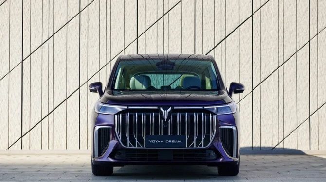 В России начались продажи премиального минивэна Voyah Dream